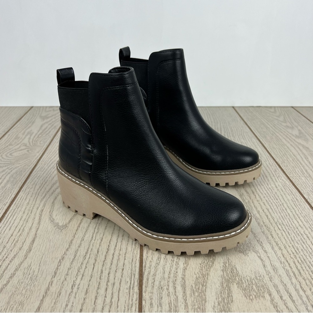 DV Dolce Vita Women's Rielle Chelsea Lug Sole Booties 7M Black Exotic $70